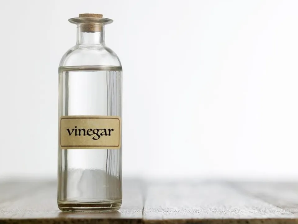 Surprising Vinegar Uses: White Vinegar Uses | Reader's Digest